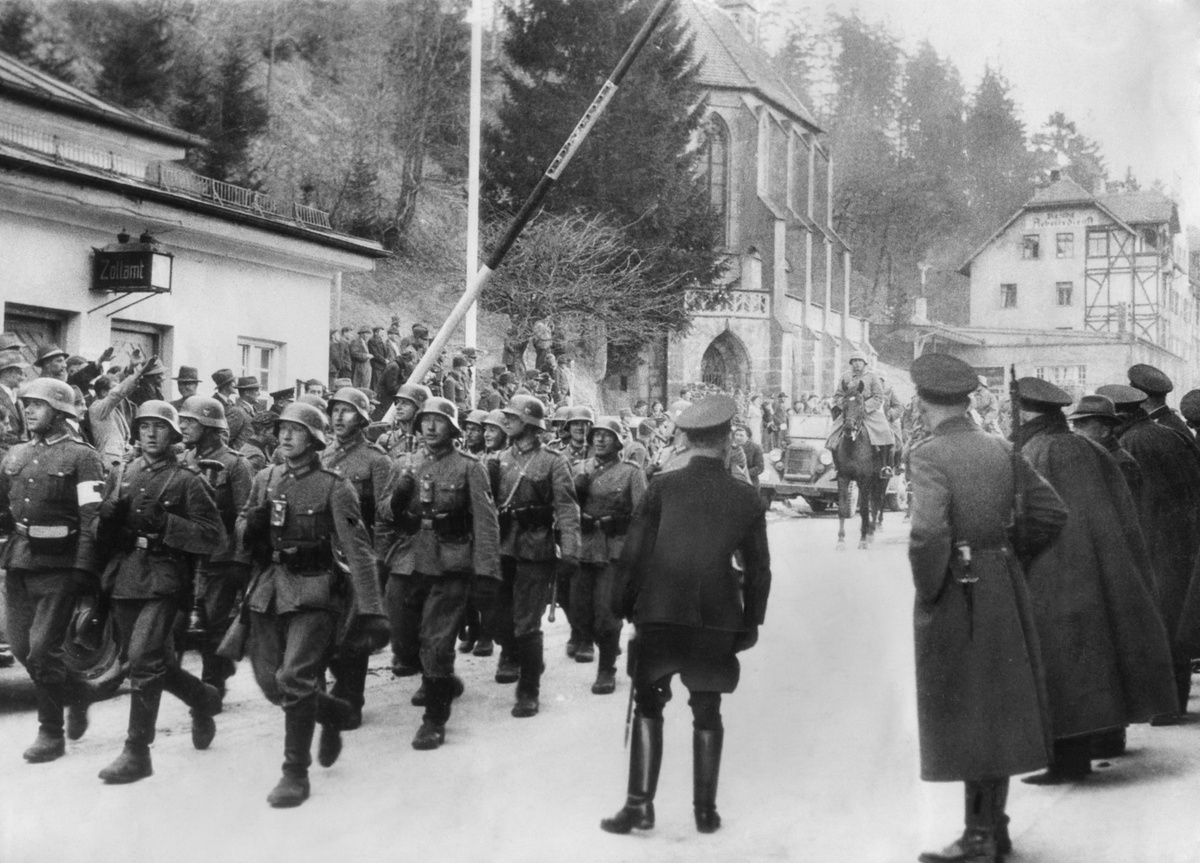 German soldiers cross border in town of Kufstein-Kieferfelded on the Austria-German frontier. March 1938. The Austrian government had ordered the Austrian Armed Force not to resist. (BSLOC_2015_13_28)